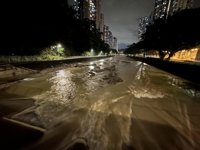 香港24小时降雨超“郑州7.20” ，排洪场面惊人