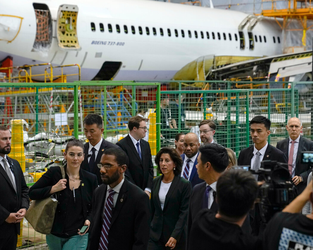 美国商务部长雷蒙多（中）上个月参观了波音公司在上海工厂。据她描述，美国企业中存在一种“不适合投资”中国的感觉。