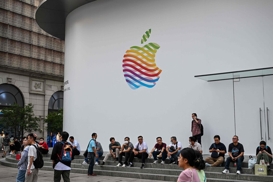上海的一家苹果专卖店，摄于今年6月。中国政府说将禁止某些政府机构员工使用 iPhone后，苹果公司的股价下跌。