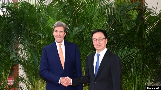 资料照片：中国国家副主席韩正在北京会晤到访的美国气候特使克里。（2023年7月19日）