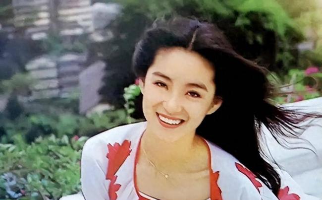 1990年邓丽君和林青霞在海滩偶遇，互相拍了10张照片! 今已成绝版