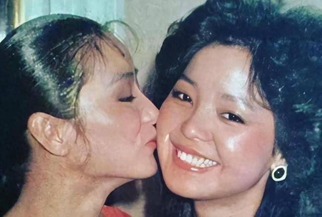 1990年邓丽君和林青霞在海滩偶遇，互相拍了10张照片! 今已成绝版