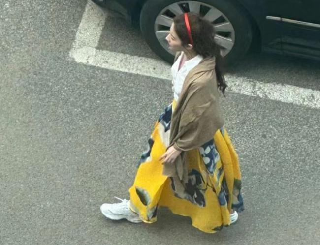 网友晒刘亦菲路透照：白衣黄裙好似童话公主