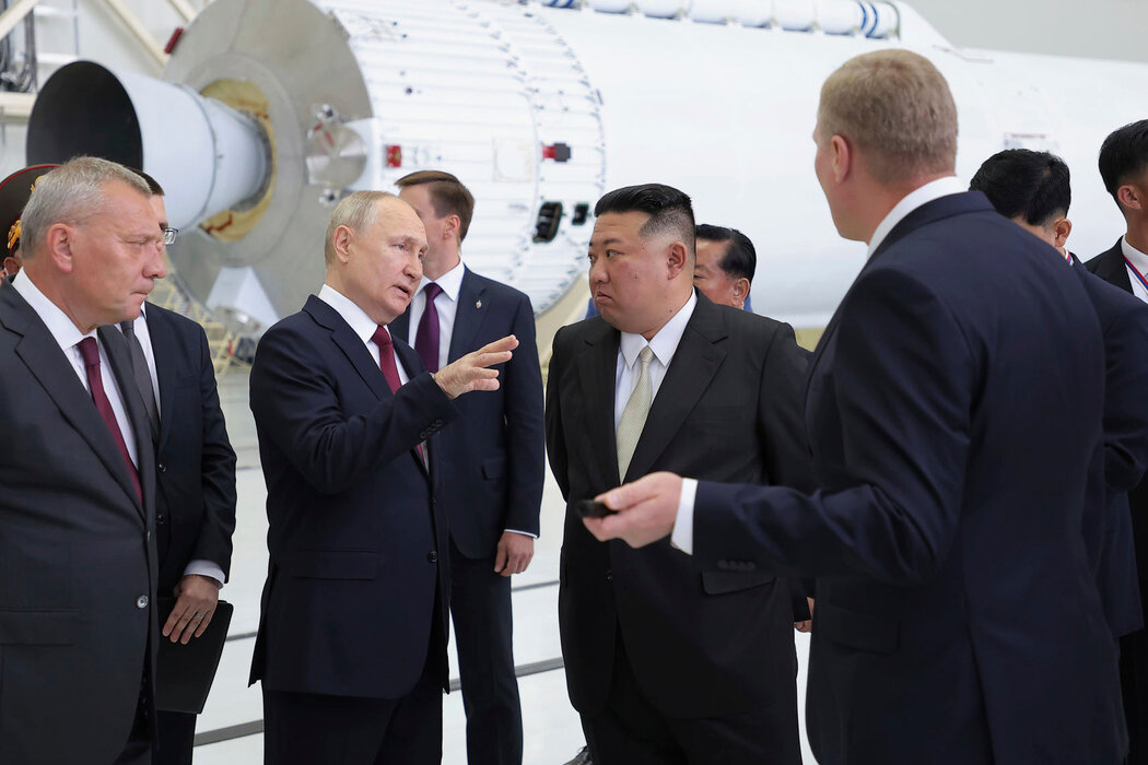 据朝鲜政府提供的这张照片，俄罗斯总统普京和朝鲜领导人金正恩上周三视察了俄罗斯的东方航天发射场。
