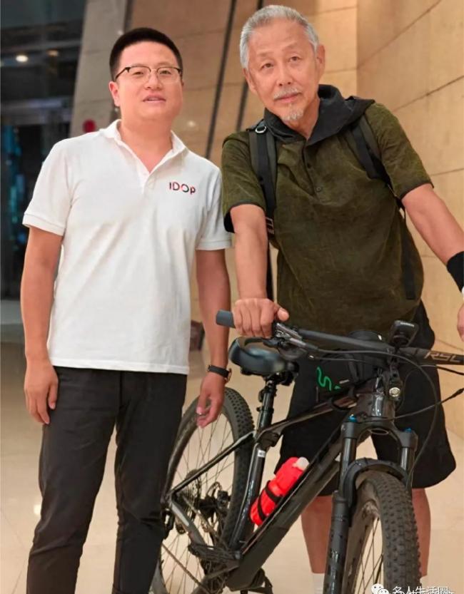 68岁陈道明骑自行车被偶遇 满头白发精神好
