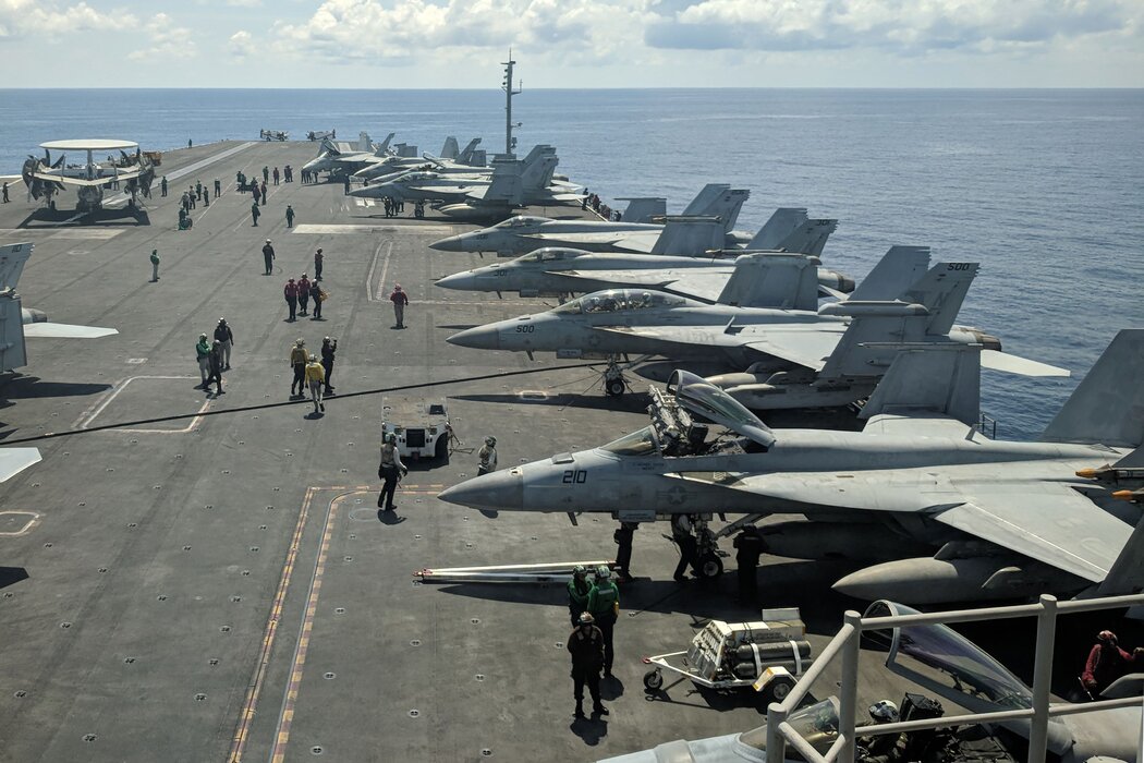 航行在南中国海的美国航空母舰上的战斗机，摄于2019年。拜登总统已宣布，如果中国试图武力收复台湾的话，美军将保卫台湾。