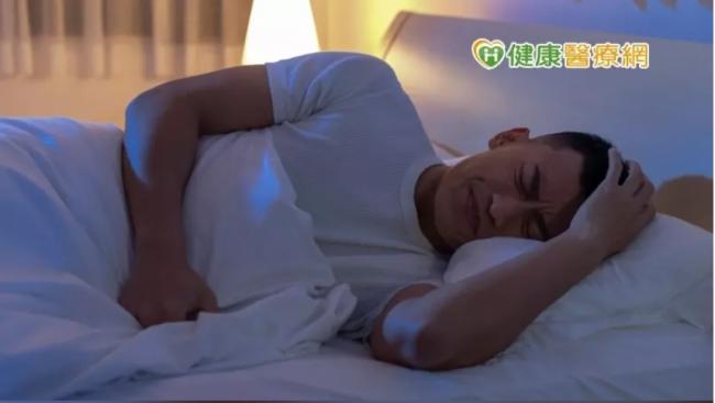睡觉时拳打脚踢疑是中邪？4大原因影响睡眠品质