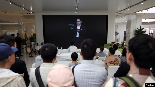 2023年9月25日，中国北京的一家华为旗舰店的屏幕直播华为产品发布活动, 画面中出现的是华为消费者业务集团首席执行官余承东。