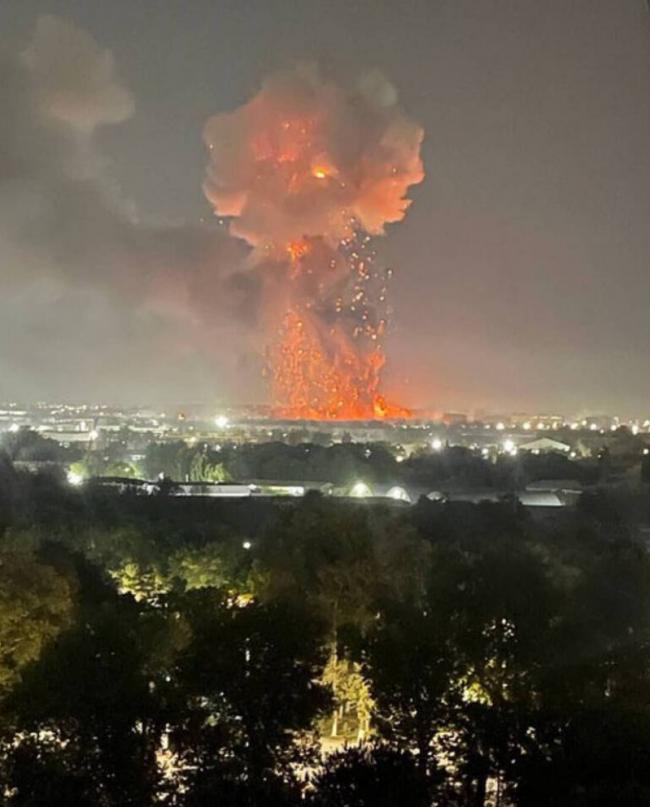 乌兹别克机场附近发生强烈爆炸 巨大火球升空