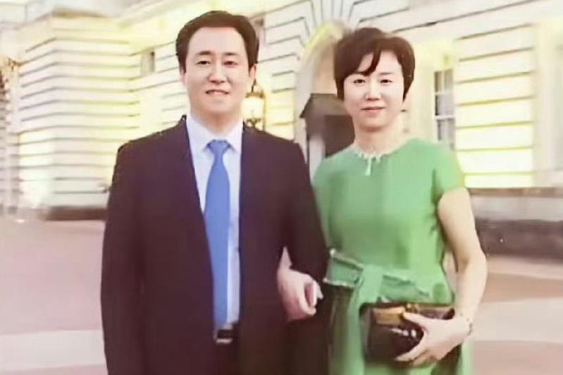 许家印（左）的「前妻」丁玉梅（右）传已离开香港。（取材自微博）