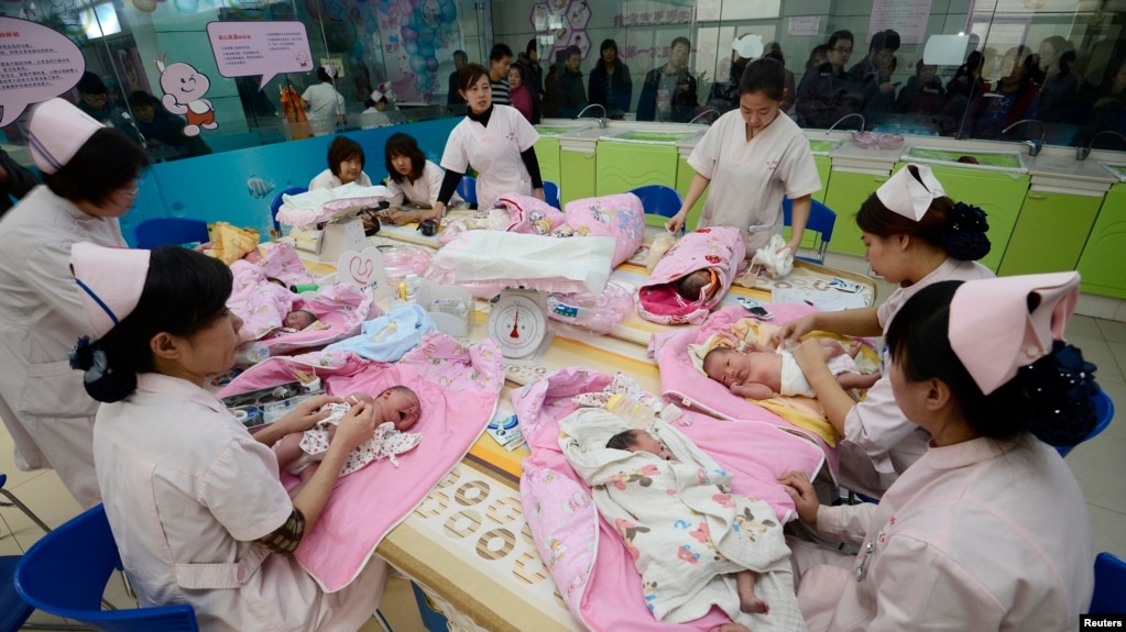 资料照片：中国山西太原一家妇产医院正在对新生儿进行体检。(2012年12月3日）