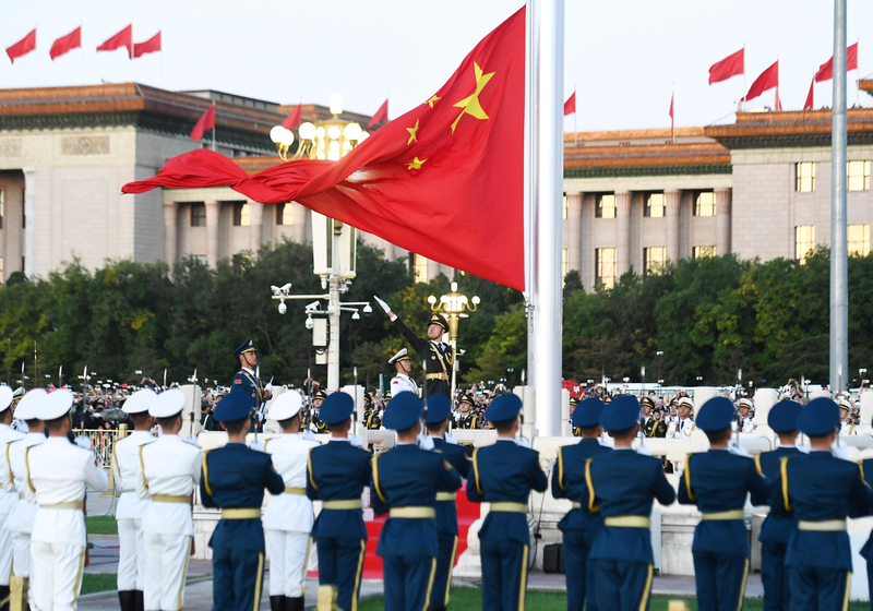 中共建政74周年之际，美国国务卿布林肯于9月30日发表声明向大陆表达祝贺。图为10月1日清晨在北京天安门广场举行的升国旗仪式。（新华社）