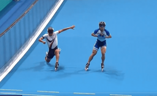 在南韩选手高举双手庆祝时，黄玉霖(左)奋力伸长脚，提前对手0.01秒压线。(撷自X)