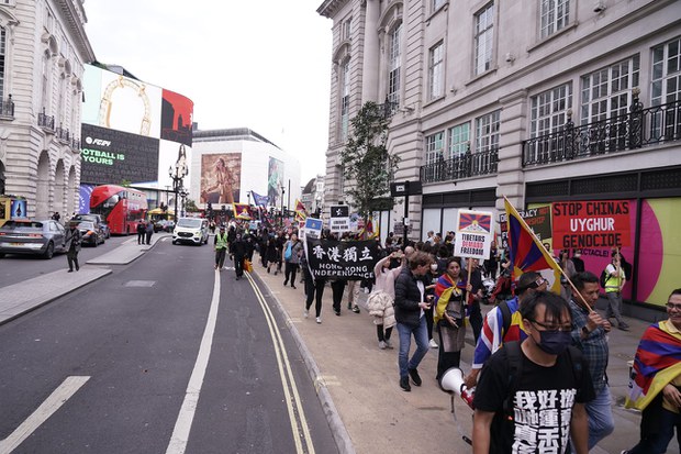 伦敦多族裔十一游行  示威者撕毁五星红旗