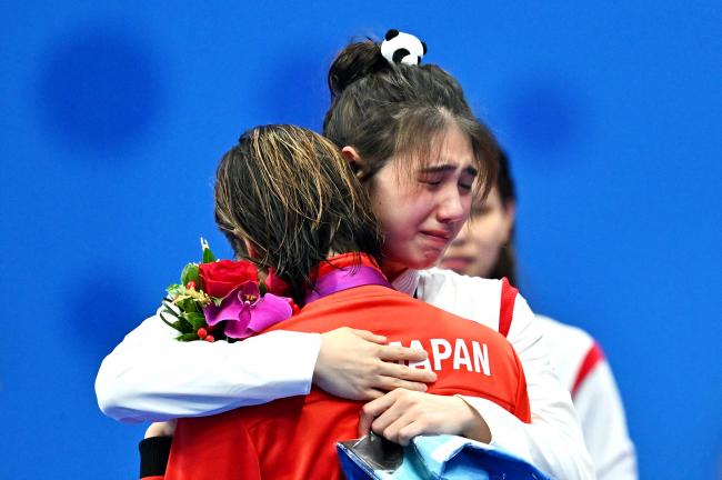 张雨霏拥抱日本白血病选手 她给王楠树立了榜样