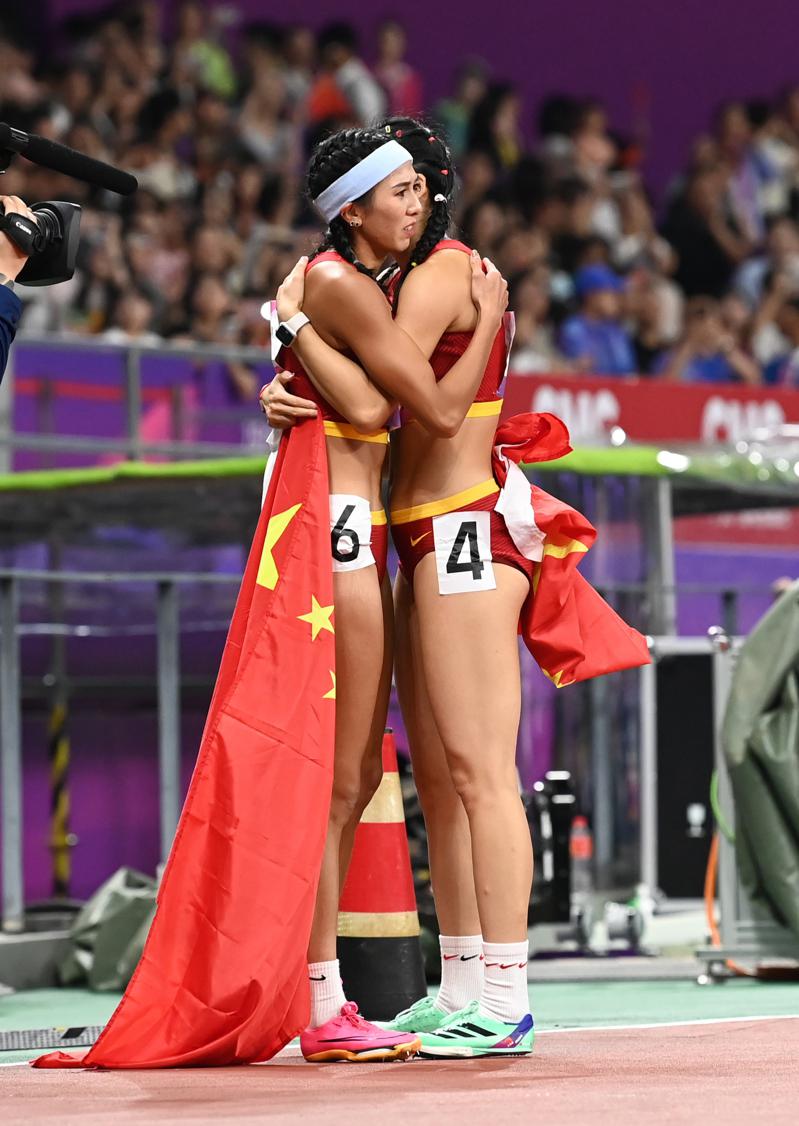 10月1日，中国选手林雨薇（左）和吴艳妮在比赛后拥抱。( 新华社)