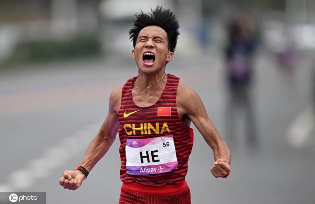 历史首金！亚运会男子马拉松 中国选手何杰夺冠