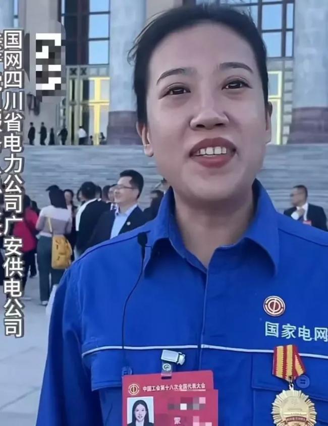 中国工会代表洋溢着幸福笑容，可有一个是工人？