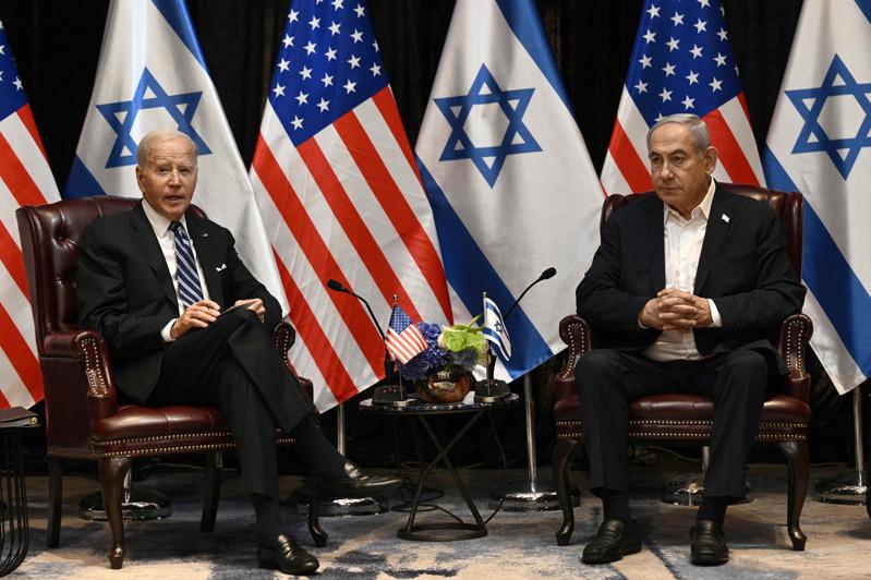 图为拜登总统18日在特拉维夫参加以色列战时内阁会议时与以色列总理的谈话。Getty Images
