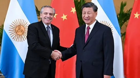 阿根廷總統費南德茲（左）與中國國家主席習近平（右）會面。資料照片