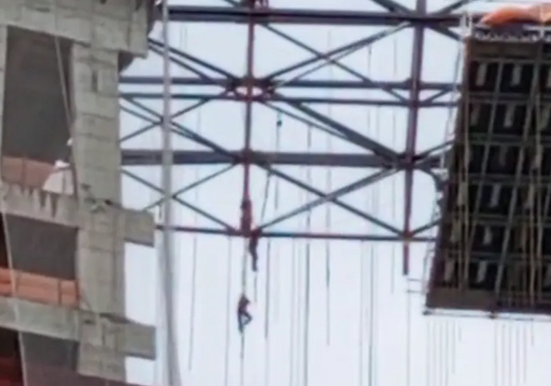 惊险:大楼鹰架突塌,8人悬150米高空抓绳保命