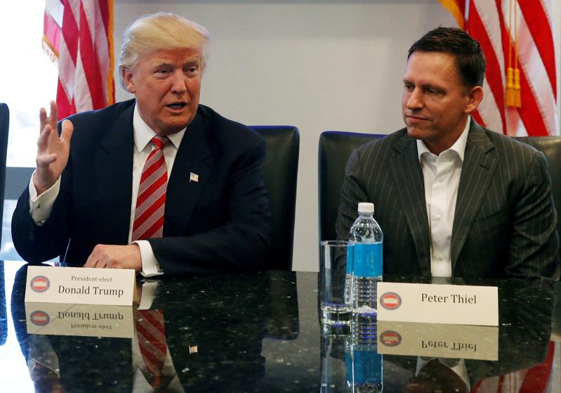 前总统川普的铁粉、PayPal共同创办人、亿万富豪提尔(右)，被爆长期担任联邦调查局线民。图为他2016年12月4日在纽约参加川普召集的科技业会议。(路透)