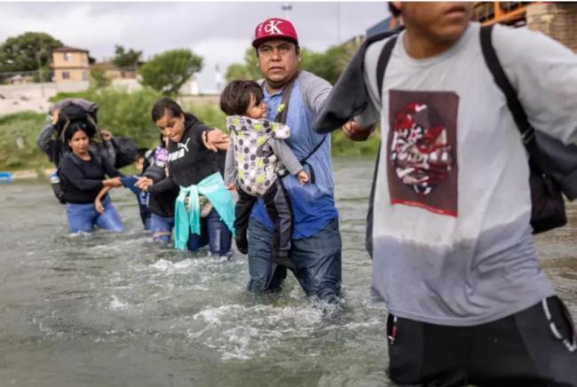 孩子被杀家人被绑：墨西哥人每天万人涌边境