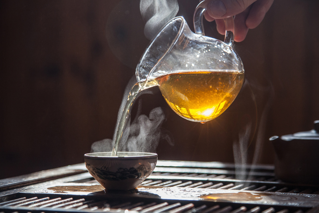 華人常以喝茶養生。新加坡最新研究成果顯示，中年人每天喝4杯茶，老後身體衰弱的機率明顯降低。（示意圖／Shutterstock）