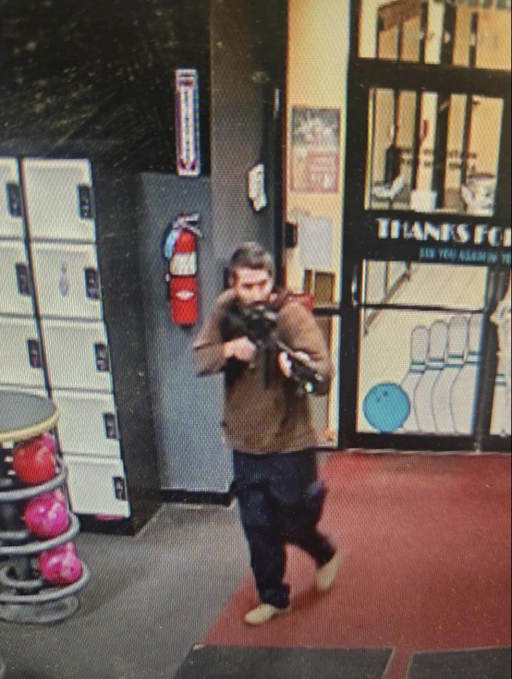警局公布照片显示，枪手持长枪进入当地一间娱乐中心。(美联社)