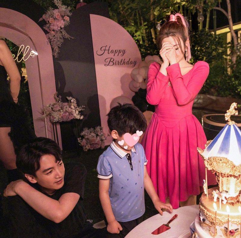 陈妍希(右)生日许愿时，陈晓在旁呆呆看著蛋糕。(取材自微博)