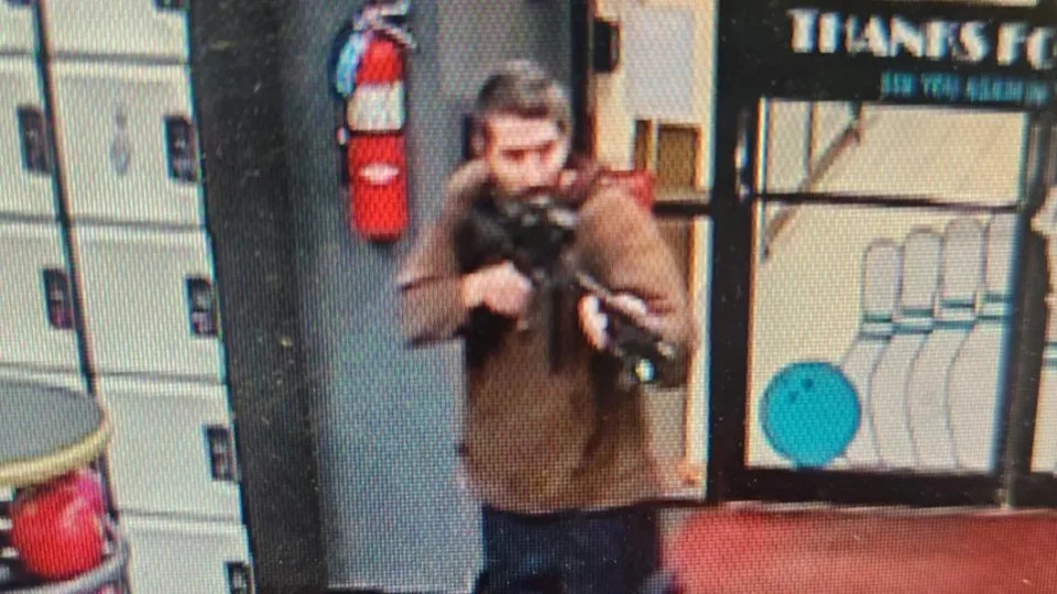 當局公布在逃槍手持槍的監視器畫面。（圖／翻攝自Androscoggin County Sheriff’s Office臉書）