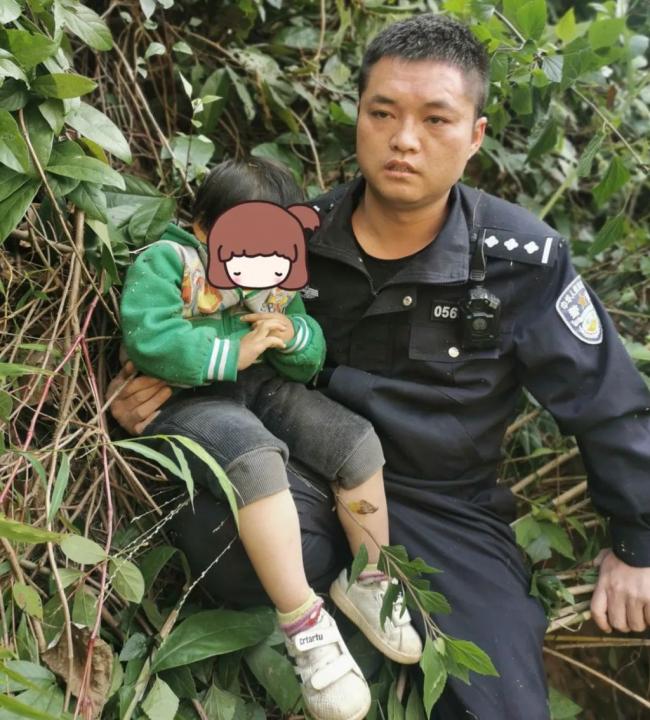 3岁女童疑遭弥猴劫持 员警翻山越岭在树上找回