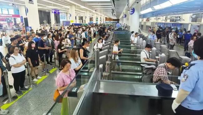 在广东花了40亿！被逼疯的香港游客排队送钱