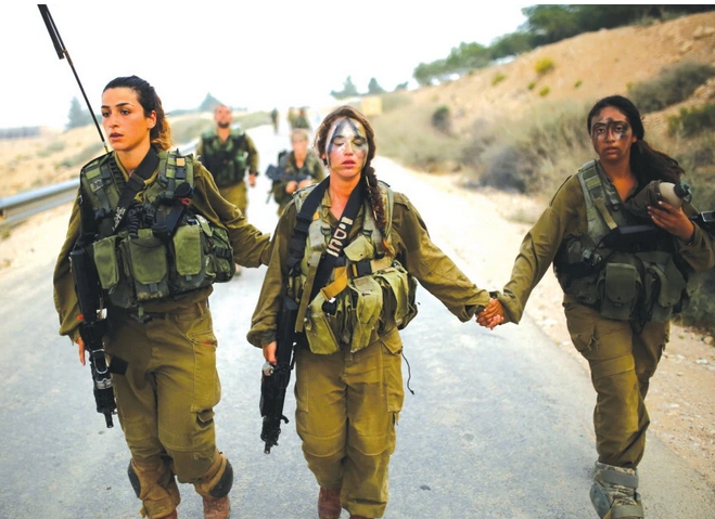 以色列女兵出生入死，私下感情極好。   圖 : 翻攝自騰訊網/譯言