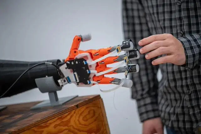 手握鸡蛋不碎 UBC开发出突破性“机器人皮肤”