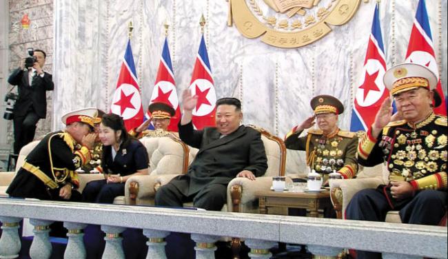 朝鲜党军部长单膝下跪,10岁第一千金传接班元首