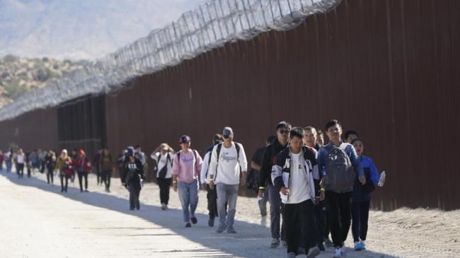 穿越新的危险路线 抵美中国移民人数大幅增加