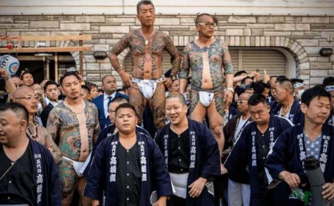 东亚第一的黑社会 正穿着尿布湿干群架