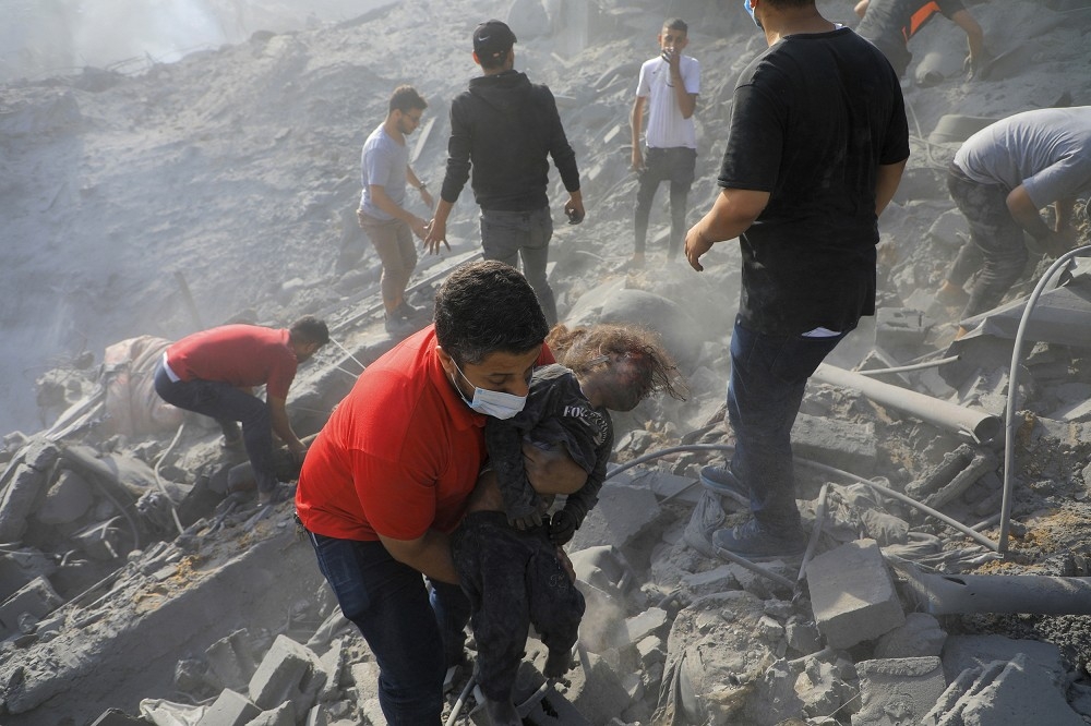 巴勒斯坦民眾31日在加薩市瓦礫堆中找到兒童遺體。（美聯社）