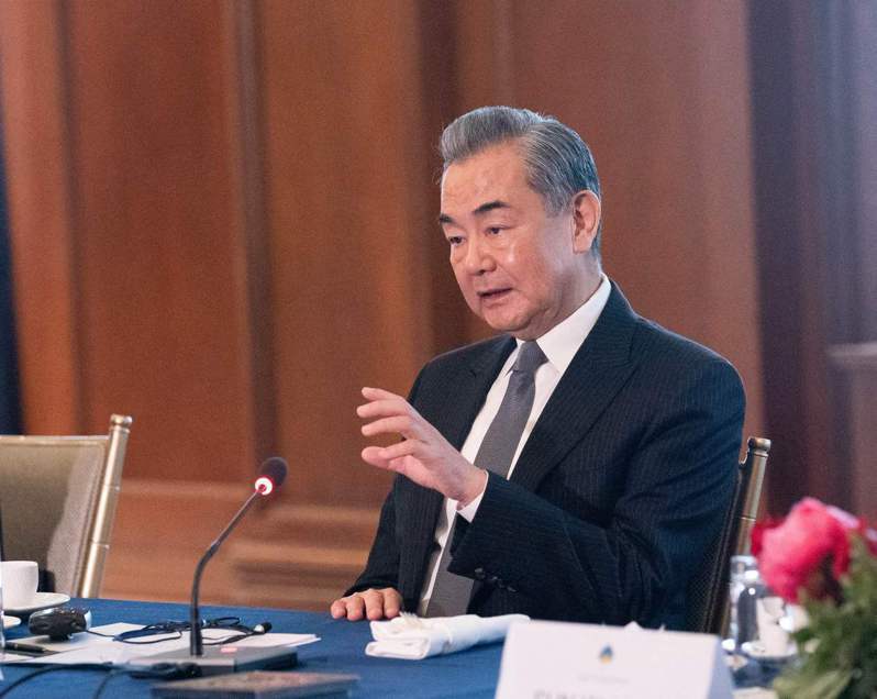 中国外交部长王毅在华盛顿同美国战略界人士举行座谈。 （中新社）