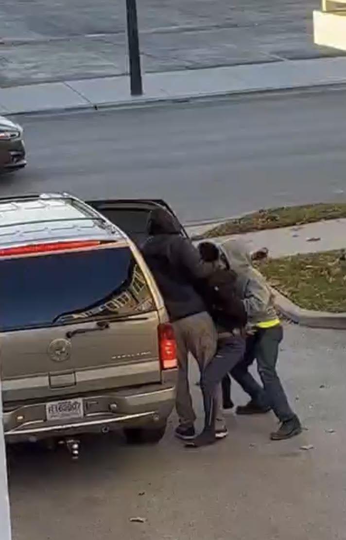 一名35岁华男遭两名歹徒前后夹击，试图将他硬塞入车内。(影片截屏)