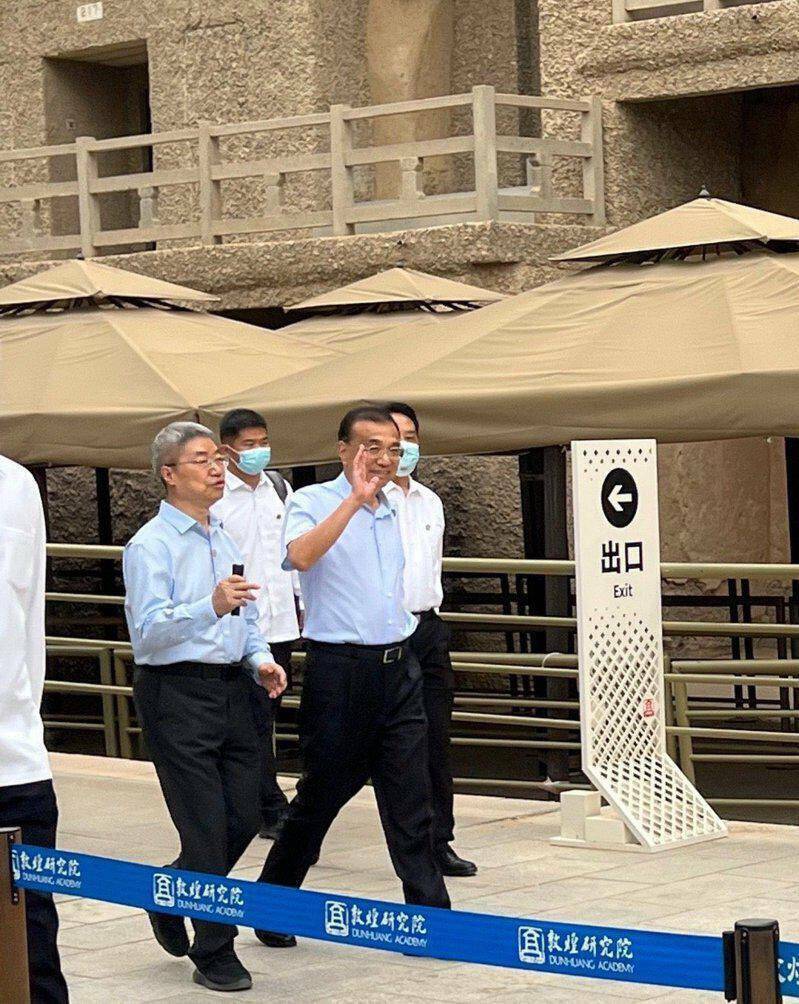 中國前國務院前總理李克強最後一次露面是在8月31日參觀敦煌莫高窟，之後就傳出失聯。（擷取自X平台）