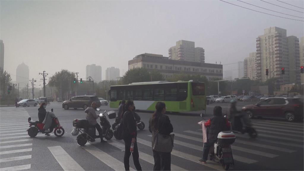 最高级别雾霾警告「重度空污」　中国北京能见度不到50公尺