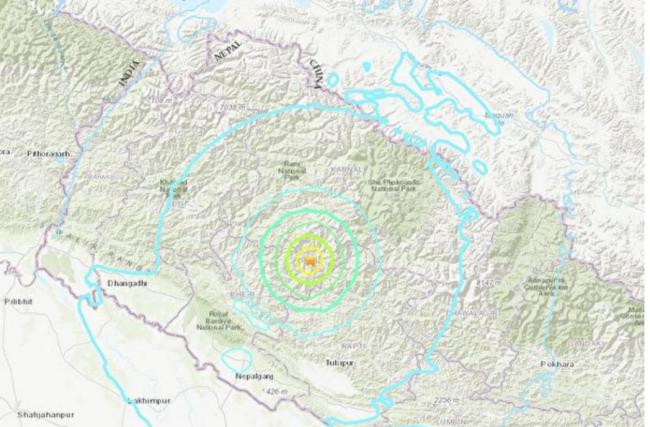 尼泊尔地震酿近百伤亡 印度有震感
