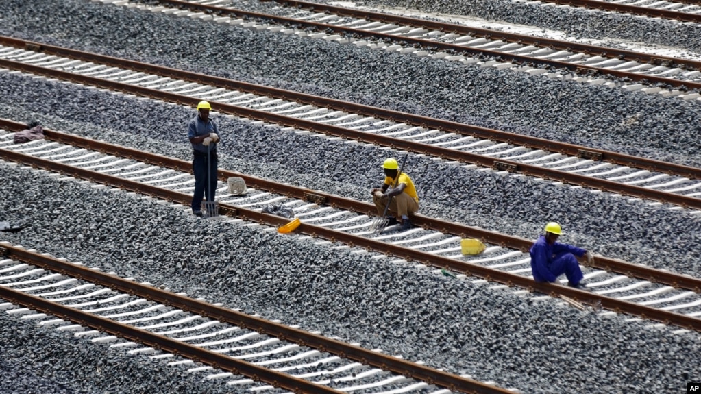 资料照片：2016年11月23日，在中国修建的内罗毕-蒙巴萨铁路工作的肯尼亚工人正在休息。（美联社照片）