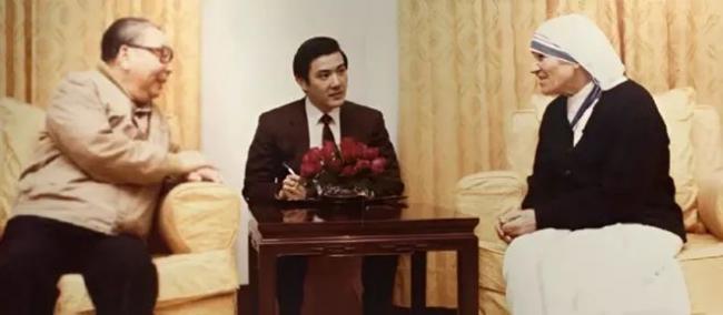 1985年，马英九陪同蒋经国接待德蕾莎修女