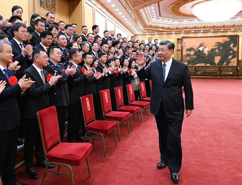 中国国家主席习近平6日在北京人民大会堂会见全国「枫桥式工作法」入菜单位代表。(新华社)