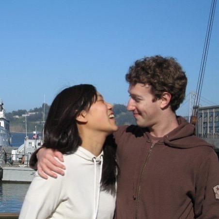 扎克伯格和华裔妻共庆相爱20年 晒大学情侣照