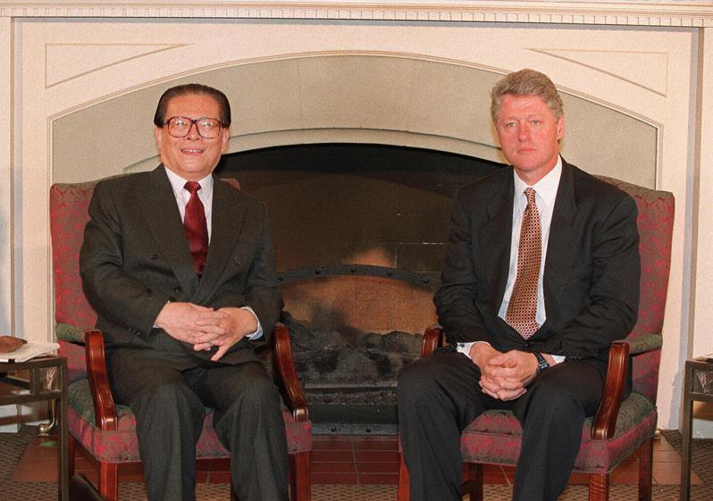 图为时任中国国家主席江泽民与美国总统柯林顿于1993年在美国西雅图APEC峰会期间举行会谈。Getty Images