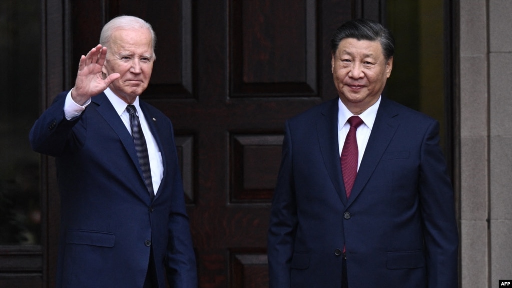 美国总统拜登迎接前来参加亚太经合会峰会的中国领导人习近平，两位元首即将开始双边峰会。(2023年11月15日)